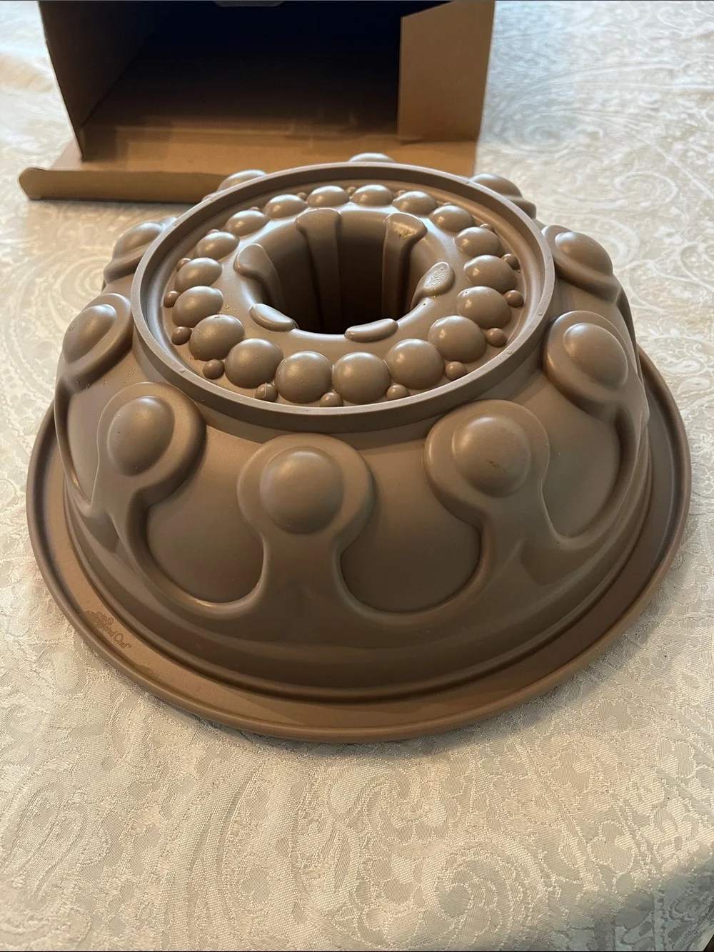 The Pampered Chef Silicone Crown Cake Pan - Tan in EUC!